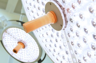 operasyon odasında iki ameliyat lambaları 