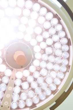 Ameliyat odasında cerrahi lambalar 