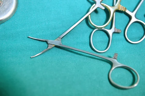 Detalle de los instrumentos de cirugía esteralizada — Foto de Stock