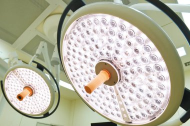 operasyon odasında iki ameliyat lambaları 