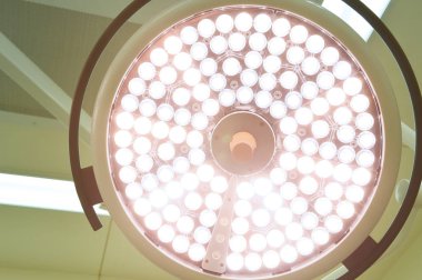 Ameliyat odasında cerrahi lambalar 