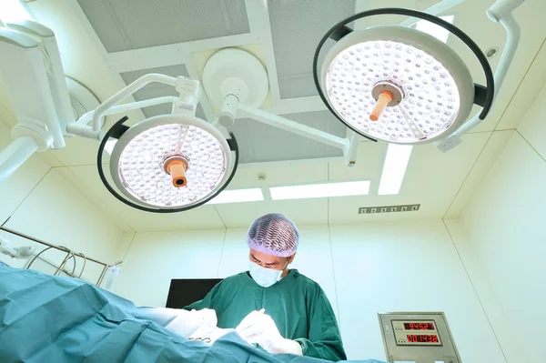 Veterinarian surgeons in operating room — Stock Photo, Image