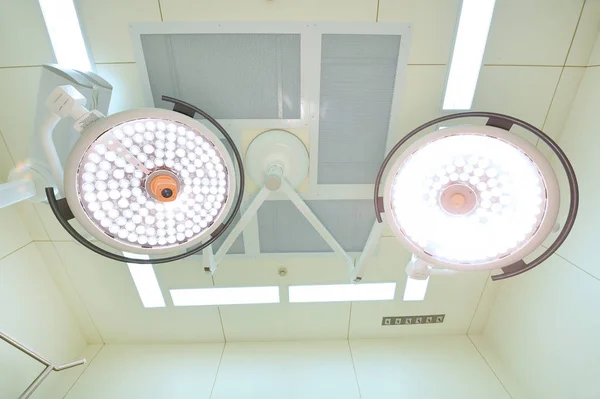 Dvě chirurgické lampy v pokoji operace — Stock fotografie