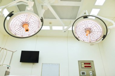 operasyon odasında iki ameliyat lambaları 