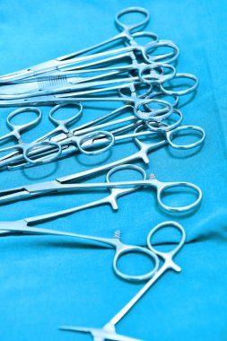 Sterilize edilmiş cerrahi aletlerin detaylı görüntüsü. 