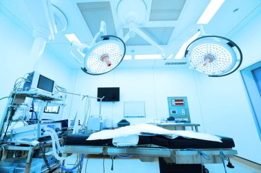 Modern ameliyathanede ekipman ve tıbbi cihazlar 