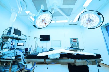 Modern ameliyathanede ekipman ve tıbbi cihazlar 