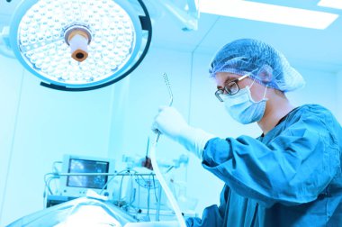 Veteriner cerrahlar ameliyathanede. 