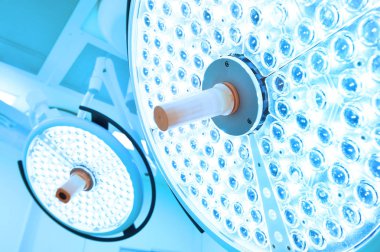 operasyon odasında iki ameliyat lambaları 