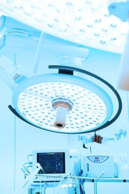 Modern ameliyathanede ekipman ve tıbbi cihazlar 