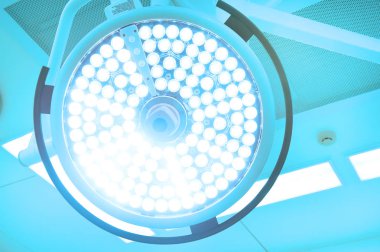 Ameliyat odasında cerrahi lambalar 