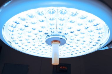 Ameliyat odasında cerrahi lambalar 