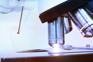 laboratuarda test kan ve kan laboratuvar mikroskop görüntüsünü kapatmak 