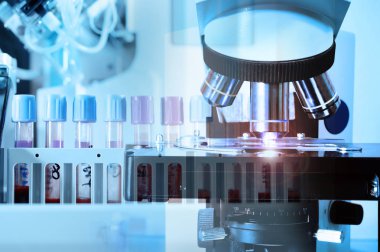 laboratuarda test kan ve kan laboratuvar mikroskop görüntüsünü kapatmak 