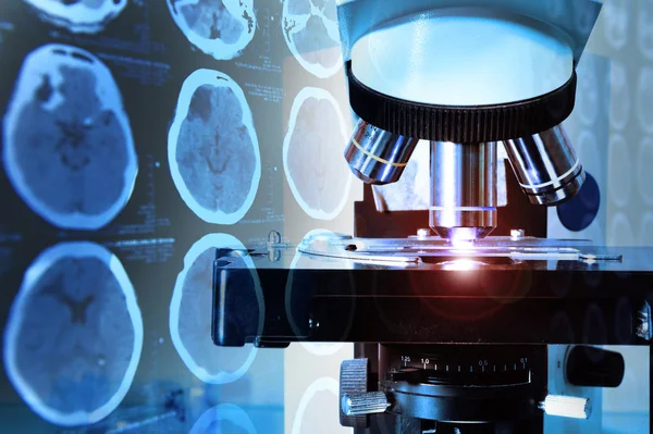 Atış mikroskop kan laboratuvar ve beyin bilgisayarlı tomografi görüntüleri kapat — Stok fotoğraf
