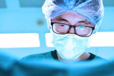 Veteriner cerrahlar ameliyathanede. 