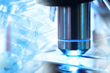 laboratuarda test kan ve kan laboratuvar mikroskop görüntüsünü kapatmak 