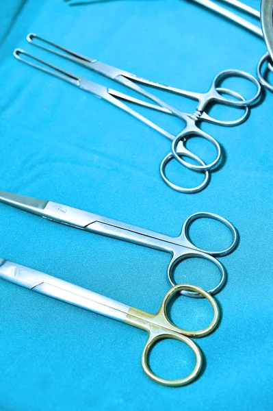 Detalhe tiro de instrumentos de cirurgia esterilizados com uma mão agarrando uma ferramenta — Fotografia de Stock