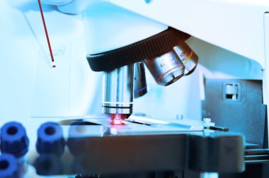 laboratuarda test kan ve kan laboratuvar mikroskop görüntüsünü kapatmak 