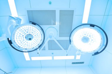 operasyon odasında iki ameliyat lambaları 