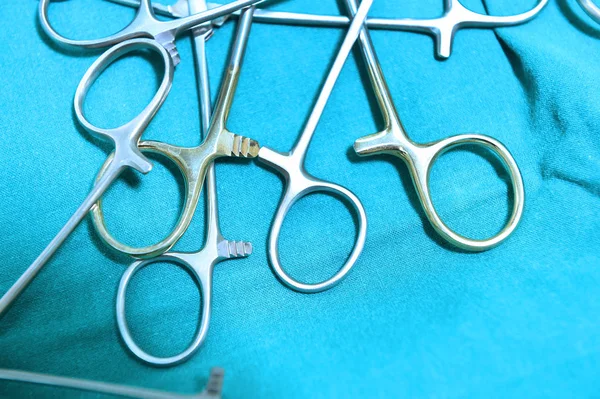 Detalle plano de instrumentos de cirugía esteralizada con una mano agarrando una herramienta — Foto de Stock