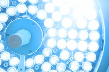 Ameliyat odasında cerrahi lambalar