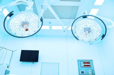 operasyon odasında iki ameliyat lambaları