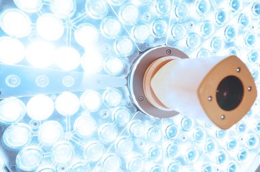 Ameliyat odasında cerrahi lambalar 