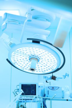operasyon odasında iki ameliyat lambaları