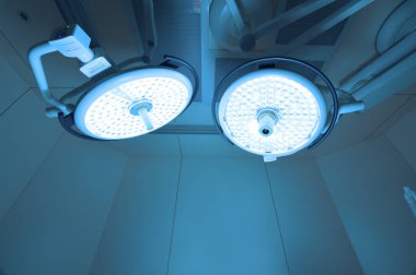 operasyon odasında iki ameliyat lambaları