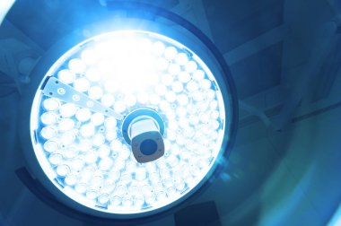 Ameliyat odasında cerrahi lambalar 