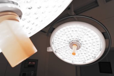 operasyon odasında iki ameliyat lambaları 