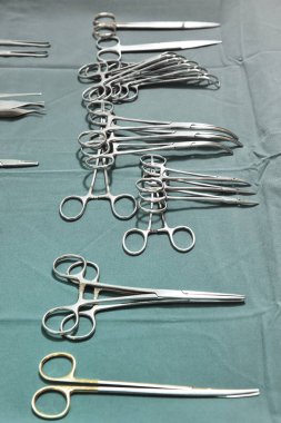 Sterilize edilmiş cerrahi aletlerin detaylı görüntüsü. 