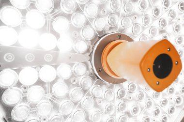 Ameliyat odasında cerrahi lambalar 