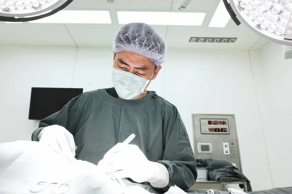 Ветеринарні хірурги в операційній — стокове фото