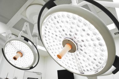 operasyon odasında iki ameliyat lambaları