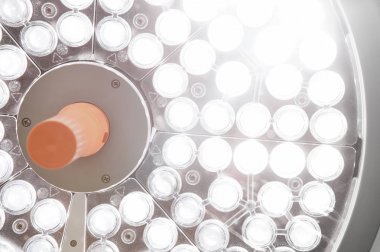 Ameliyat odasında cerrahi lambalar 