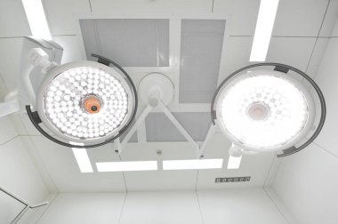 operasyon odasında iki ameliyat lambaları 