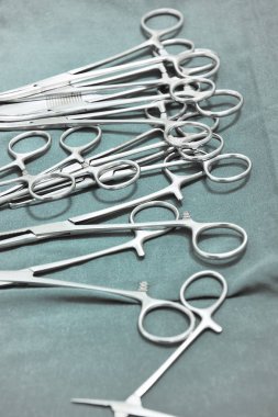 Sterilize edilmiş cerrahi aletlerin detaylı görüntüsü. 