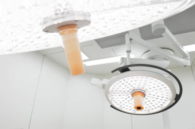 operasyon odasında iki ameliyat lambaları 