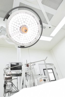Modern ameliyathanede ekipman ve tıbbi cihazlar 