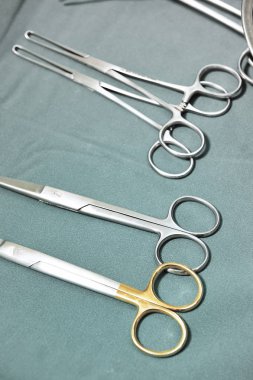 Sterilize edilmiş cerrahi aletlerin detaylı görüntüsü. 