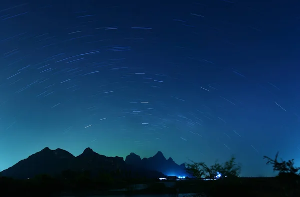 Sentieri stellari nel cielo notturno — Foto Stock