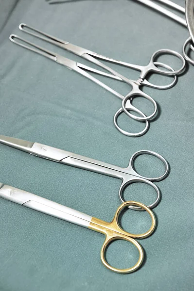 Детальный снимок стерилизованных хирургических инструментов с помощью руки, хватающей инструмент — стоковое фото