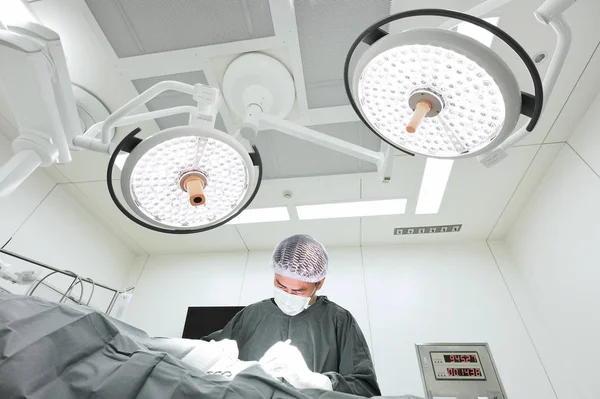 Veterinarian surgeons in operating room — Stock Photo, Image