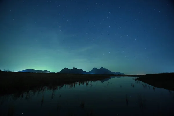 天の川と夜の空の星 — ストック写真