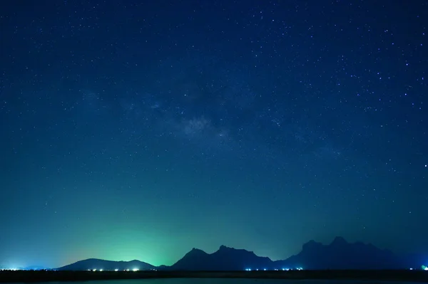 天の川と夜の空の星 — ストック写真