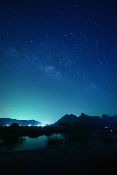 Cielo nocturno estrellas con Vía Láctea —  Fotos de Stock
