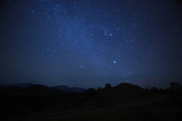 Étoiles du ciel nocturne avec la voie lactée — Photo