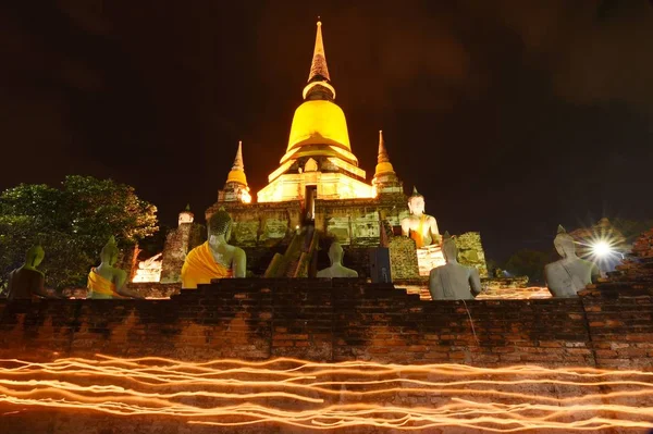 Grote Boeddha in Wat Yai Chaimongkol, Ayutthaya — Stockfoto